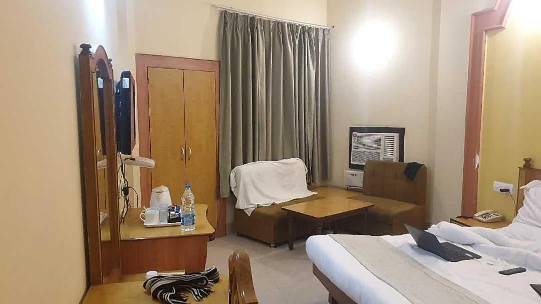 Hotel Krishna Palace Ayodhya エクステリア 写真