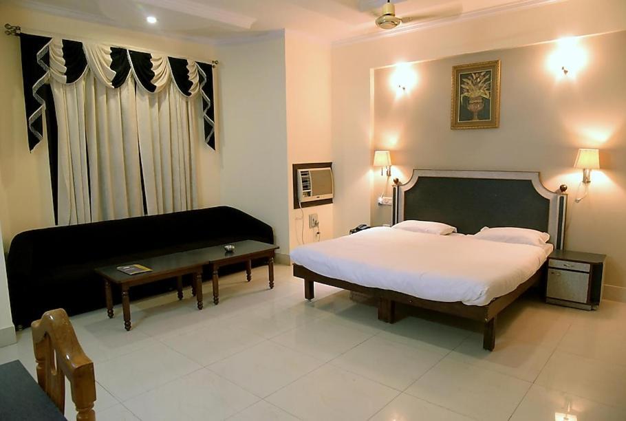 Hotel Krishna Palace Ayodhya エクステリア 写真